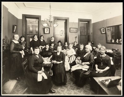 Ein Nähkreis von Frauen in der 157 East 94th Street, Upper East Side, New York, 1920 von Byron Company